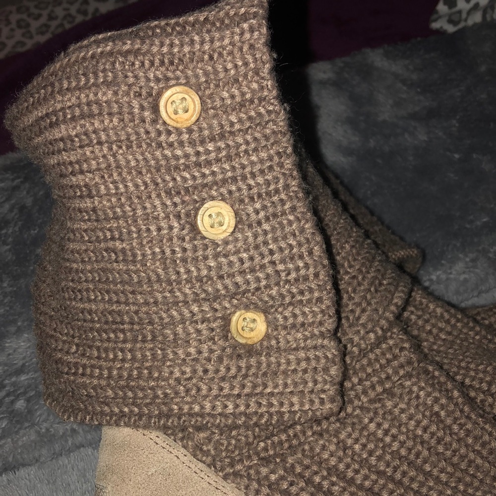 UGGS - Picture 5 of 6